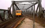 Aus Ruhleben kommend überquert Tw 983 (A3 64) im Januar 1981 die Brücke über das brachliegende Gelände des ehemaligen Potsdamer Bahnhofs und erreicht den Bahnhof Gleisdreck