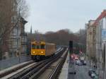 U-Bahn nach Warschauer Straße vor der Ankunft im Bahnhof Prinzenstraße.