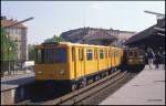 Begegnung von U-Bahn Wagen verschiedener Epochen:  links steht am 5.5.1989 im Bahnhof Berlin - Schlesisches Tor Wagen 800 nach Ruhleben.