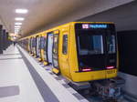 Berliner U-Bahnzug 1037-1 mit U5 zum Hauptbahnhof in der Station Unter den Linden, 23.12.2020.