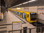 Berliner U-Bahnzug 1037-1 mit U5 nach Kaulsdorf-Nord im Hauptbahnhof, 23.12.2020.