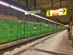 Berliner U-Bahn Station Bismarckstrasse (U2 und U7). Untere Ebene des Umsteigebahnhofs. Hier verkehrt die Linie 7 mit den jeweiligen Endpunkten Rathaus Spandau und Rudow. Große Wandflächen sind hier mit den neuen grünen Fliesen verkleidet. Foto: 24.09.2019