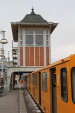 Eine U-Bahn der Linie U1 (Warschauerstraße - Uhlandstraße) steht in ihrem Startbahnhof zur Abfahrt bereit.

Berlin Warschauerstraße, 14. Dezember 2016