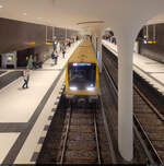 In die noch relativ neue Berliner U-Bahn-Station Rotes Rathaus fährt Wagen 1034-1 (Stadler IK) ein.

🧰 Berliner Verkehrsbetriebe (BVG)
🚇 U5 Hauptbahnhof–Kaulsdorf-Nord
🕓 22.4.2023 | 14:05 Uhr