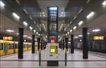 Unter den Linden - Drei neue U-Bahnhöfe für Berlin - 

Aufgrund ihrer großen Höhenentwicklung vor allem in der östlichen Bahnhofshalle finde ich diese Station räumlich am Interessantesten, wobei jeder der neuen Stationen sehr gelungen sind.
Man sieht es dem U-Bahnhof nicht an, dass auch hier die Gleisbereiche zusammen mit den Streckentunnel zwischen dem U-Bahnhof Rotes Rathaus und Brandenburger Tor mit einer Tunnelbohrmaschine aufgefahren wurden. Nach der Schildfahrt wurde die eigentliche Station in der Schlitzwand und Deckelbauweise und die Tübbings der beiden Gleisröhren wurden wieder entfernt.

13.03.2023 (M)