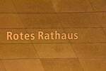 BERLIN, 17.05.2024, Wandbeschriftung mit Bahnhofsnamen im U-Bahnhof Rotes Rathaus (Linie U5)