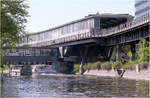 Schiffsrundfahrt durch Berlin - 

Der Hochbahnhof M�ckernbr�cke in Berlin der U-Bahnlinie U1. Die U-Bahnlinie U7 liegt parallel dazu unterirdisch auf der anderen Seite des Landwehrkanals. Umsteiger benutzten den verglasten Steg �ber den Kanal. 

01.05.2026 (M)