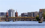 Schiffsrundfahrt durch Berlin - 

Die Oberbaumbr�cke �ber die Spree mit einem Zug der Linie U1. 

01.05.2026 (M)