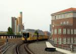 Auf der Fahrt vom Bahnhof  Gleisdreieck  in Richtung Potsdamer Platz, dessen Bauten im Hintergrund zu erkennen sind. 21.8.2012