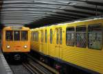 Zugbegegnung im Berliner U-Bahnhof  Mendelsson-Bartholdy-Park  - Linie U2. 21.8.2012