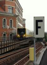 Zug der Berliner U-Bahnlinie U2 zwischen den Stationen  Gleisdreieck  und  Mendelssohn-Bartholdy-Park , 21.8.2012