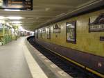 U-Bahnhof Fehrbelliner Platz: Entwurf wieder von W.Leitgebel. Auffallend sind die Zille-Fotografien an den Wnden und die keramikverkleideten Sulen. Wie viele Bahnhfe dieser Linie findet man auch hier Stationsschilder aus Mosaiksteinchen.Namensgebend war ein Ort einer berhmten Schlacht Fr.Wilhelms gegen die Schweden.