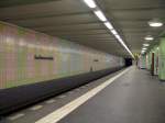 U-Bahnhof Kurfrstenstr.:Mittelsteigbahnhof von Grenander im Stile der Sachlichkeit der 20er Jahre. In den achtziger Jahren wurde der Bahnhof mit bunten Fliessen an den Wnden  verschnert .Seit kurzem ist auch das Licht ausreichend. Interessanterweise durchfhrt die Bahn whrend des notwendigen Anstiegs zum Hochbahnhof Gleisdreieck ein Wohnhaus im 2.Stock.