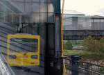 Eigentlich stört ja diese Glaswand am Ende des unteren Bahnsteigs der Berliner U-Bahnstation  Gleisdreieck  - doch es ergeben sich auch ganz schöne Effekte.