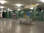   U-Bahnhof Alexanderplatz: Der Bahnhof besitzt rechteckige gruene Fliesen, die Sttzen wurden unverkleidet gelassen.