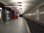 U-Bahnhof Fr-Wilhelm Platz: 1971 erffnet (Arch.Rmmler) ist er dem Bahnhof W.Schreiber Platz hnlich, bis auf die ocker-braune Kennfarbe und die interessanten roten Leuchten.
