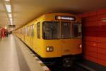 Die U-Bahnwagen 2590/2591 der Bauart F 76 E auf der Linie U 5 von Hönow nach Alexanderplatz beim Halt am 08.02.2016 in der Station Frankfurter Allee.