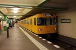 Die U-Bahnwagen 2872/2873 der Bauart F 90 auf der Linie U 6 von Alt-Mariendorf nach Alt-Tegel beim Halt am 28.02.2016 in der Station Reinickendorfer Straße.