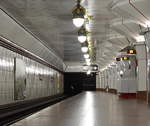 Blick durch die am 1. Oktober 1984 eröffnete U-Bahn Station Altstadt Spandau. Sie wurde von Rainer G. Rümmler entworfen und soll unter Denkmalschutz gestellt werden.

Berlin Altstadt Spandau 03.01.2018