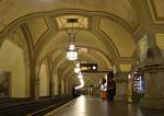 Sehr Kathedral ähnlich wurde die am 12. Oktober 1913 eröffente U-Bahn Station Heidelberger Platz erbaut. Da die Tunnelstrecke hier den Einschnitt der Ringbahn unterqueren musste, lag das Profil doppelt so tief wie beim Bau anderer U-Bahnhöfe. Das ermöglichte die hohen Deckengewölbe, die dem Bahnhof eine grandiose Raumwirkung geben. Gesteigert wird der Eindruck noch durch seine gekrümmte Lage.

Die Stadt Wilmersdorf als Bauherr der Bahn war bestrebt, mit der U-Bahn ihren Wohlstand auszudrücken, und veranlasste, dass alle Stationen auf dem Stadtgebiet keine stählernen, sondern steinerne Stützen aufweisen sollten. Die Bahnhöfe selbst unterscheiden sich grundsätzlich voneinander und beziehen sich nicht auf gleichwertige Merkmale wie Form und Ausstattung.

Im Falle des U-Bahnhofs Heidelberger Platz entwarf der zuständige Architekt Wilhelm Leitgebel einen Bahnhof, der einer Kathedrale ähnelt. Der Mittelbahnsteig wird zu beiden Enden von Vorhallen abgeschlossen, an die sich die Ausgänge anschließen. Die Decke des Bahnsteigs wurde als Kreuzgratgewölbe angelegt, was nur durch die besondere Tieflage ermöglicht wurde. Sämtliche Verkleidungen sind aus Stein sowie zum Teil aus Fliesen. 

Berlin Wilmersdorf 03.01.2018 


Seite „Bahnhof Berlin Heidelberger Platz“. In: Wikipedia, Die freie Enzyklopädie. Bearbeitungsstand: 6. November 2017, 21:17 UTC. URL: https://de.wikipedia.org/w/index.php?title=Bahnhof_Berlin_Heidelberger_Platz&oldid=170736034