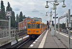 Smartphone-Aufnahme in Form eines Nachschusses auf Baureihe A3L 92, Wagen 577 und Wagen ???, der Berliner Verkehrsbetriebe (BVG) als U1 nach Berlin Uhlandstraße, die ihren Startbahnhof Berlin Warschauer Straße auf Gleis 2 verlassen.
[19.7.2019 | 13:49 Uhr]