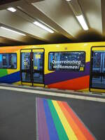 Am 3. Juli 2021 fuhr auf einem Kurs die seinerzeit neu folierte U-Bahn Formation  1052 & 1057  im Regenbogen-Design (wegen des CSD und  Pride Months ) auf der U2 durch Berlin. 

Hier fährt sie gleich aus dem ebenfalls folierten Bahnhof Alexanderplatz.

Berlin, der 03.07.2021