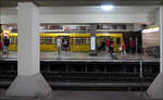 Die Geheimnisse der Berliner U-Bahn - 

Blick auf den zweiten Bahnsteig der viergleisigen Umsteigestation Mehringdamm, wo am gleichen Bahnsteig von der U6 in die U7 gewechselt werden kann. 
Die Bahnsteige der Nord-Süd-Strecke waren ursprünglich kürzer und mussten nachträglich verlängert werden. Am Mehringdamm wurde dies wenn man sich den Wechsel der Konstruktion (auf dem andern Bild gut erkennbar) wohl auf der Südseite gemacht. Vermutlich deshalb fallen an diesem Ende auch die Bahnsteige etwas zum Tunnel hin ab. Das jedenfalls mein Eindruck vor Ort, weshalb ich dann auch diese Aufnahme machte, da hier die waagrechten Linien wohl nicht ganz parallel verlaufen...

15.07.2023 (M)

