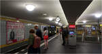 Da wo sich U7 und U8 kreuzen - 

Ein Blick in die obere des Turmbahnhofes Hermannplatz in Berlin-Neukölln. Der U8-Bahnsteig befindet sich direkt unter der Straßenoberfläche in der Minus 1-Ebene. Die Treppenanlage führt direkt hinunter zur U7. 

Da die Berliner U-Bahn oft und gerade auch bei den älteren Strecken in einfacher Tieflage verkehrt, kann man eher von einer Unterpflasterbahn als einer Untergrundbahn sprechen. Das 'U' im Begriff 'U-Bahn' gilt heute als Abkürzung für 'Unabhängig', da es keine Kreuzungen mit anderen Verkehrsmitteln gibt. Auch bei den Stationen bei denen Fußgängergeschosse gebaut wurden, bleibt die Tieflage der U-Bahn in Berlin dennoch recht gering aufgrund relativ niedriger Deckenhöhen. Schon ein Vorteil für die Fahrgäste wenn der Weg in die Tiefe nicht so lange dauert.

15.07.2023 (M) 