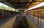 S- und U-Bahn - 

... am gemeinsamen Bahnsteig zum direkten Umstieg in gleicher Fahrtrichtung. S-/U-Bahnhof weit draußen im Osten von Berlin.
Statt der U-Bahn nach Hönow sollte eigentlich eine S-Bahnzweigstrecke gebaut werden, doch die Stammstrecke hätte keine weitere Linie mehr aufnehmen können. So wurde entschieden die heutige U5 nach Hönow zu verlängern. Eigentlich hätte diese weiter in Richtung Karlshorst ausgebaut werden sollen. So erklärt sich auch die markante Richtungsänderung der U5 hinter der Station Tierpark. Die Neubaustrecke verläuft weitgehend oberirdisch mit neun Stationen.

13.07.2023 (M)
