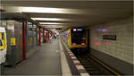 Von Stadtmitte zur Stadtmitte - 

Der U-Bahnhof Stadtmitte der Linie U2 wurde 1908 eröffnet und liegt wie damals in Berlin üblich in einfacher Tieflage direkt unter dem Straßenpflaster. Die Wirkung der Decke mit der scheinbar indirekten Beleuchtung gefällt mir sehr gut.
Auf der Westseite der Station in der Friedrichstraße kreuzt seit 2023 die heutige U6. Allerdings liegt deren Station weiter südlich und daher ist der Weg beim Umsteigen über einen langen Gang recht weit.

15.07.2023 (M)