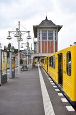 Blick über die U-Bahnstation Warschauer Straße mit ihrem markanten Stellwerk. Am Bahnsteig steht der Triebzug 1076 und wartet auf Abfahrt.

Berlin 21.07.2023