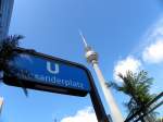 Eingang U-Bahnhof Alexanderplatz mit Fernsehturm