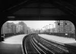 U-Bahn-Station Hallisches Tor im Bezirk Kreuzberg - menschenleer. Das gab es damals noch, im August 1977. Archiv - Scan vom Papierabzug.