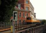 Zug der Berliner U-Bahn-Linie 2 auf der Fahrt vom Bahnhof  Gleisdreieck  zur Station  Mendelssohn-Bartholdy-Park .