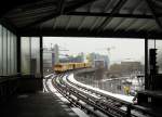 Einfahrt eines Zuges der Berliner U-Bahnlinie U1 in den Bahnhof  Mckernbrcke .