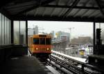 Einfahrt eines Zuges der Berliner U-Bahnlinie U1 in die Station  Mckernbrcke .