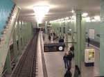 U-Bahnhof Alexanderplatz: Die unteren Bahnsteige fr U5 und U8 wurden lindgrn gestrichen,an den Wnden sind rechteckige grne Fliessen und das Stationsschild mit weissem Schriftzug auf schwarzem Grund. 