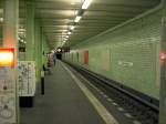 U-Bahnhof Samariterstr.: Da dieser Bahnhof denkmalgeschtzt ist, weicht er stark vom Design der anderen der U5 ab.