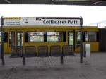 U-Bahnhof Cottbusser Platz:1989 als Hellersdorf erffnet luft die U-Bahn hier im Einschnitt wogegen die Strassenbahn darber kreuzt.