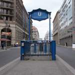 U-Bahnhof Franzsische Strasse: 1923 erffnet, gebaut von Jennen/Grenander/Fehse. 1961 wurde die Station wie so viele ein Geisterbahnhof, wo die Zge ohne Halt durchfuhren. 1990 wurde der Bahnhof wieder freigegeben. 1994 musste das Bahnhof verlngert werden, unter zuhilfenahme alter Milchtueten (!). Diese waren Verschalungen fr den Guss der Bahnhofsdecke. Sollte in ferner Zeit eine Verlngerung der U5 ber „Unter den Linden“ entstehen soll dieser Bahnhof geschlossen werden. 