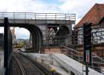 Spuren der Vergangenheit: nach einem schweren Unfall wurde die als tatsächliches Gleisdreieck ohne Bahnhof erbaute Anlage bis 1926 in ein Kreuzungsbauwerk mit zwei übereinander liegenden Bahnsteigen umgebaut. Rechts im Bild sieht man noch die einstige Nordkurve - inzwischen überbaut. Darüber eine Kabelbrücke, wohl aus dem Jahr 1913. Geradeaus fährt ein Zug Richtung Potsdamer Platz, und ganz links die jüngste Erweiterung: ein mit Glaswänden abgetrennter Zugang zum Fahrstuhl. Berlin, U-Bahnhof  Gleisdreieck , 10.5.2014   