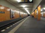 U-Bahnhof Rosenthaler Platz: Von Grenander 1930 erbaut, mit roten Fliesen an den Wnden war der Bahnhof zu DDR Zeiten geschlossen wurde aber 1989 als provisorische bergangsstelle geffnet.