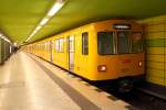 Die U-Bahnwagen 2526/2527 der Bauart F 74.1 auf der Linie U 5 von Alexanderplatz nach Friedrichsfelde beim Halt am 06.02.2016 in Lichtenberg.