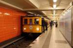 Am 28.02.2016 jährte sich die Verlängerung der heutigen U6 von Tempelhof nach Alt-Mariendorf zum 50. Mal.
Die BVG setzte den historischen Triebwagen 588 vom Typ CII T 2 ein, hier beim Halt in Berlin Wedding.
Er wurde 1929 bei O&K gebaut.
