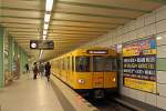 Die U-Bahnwagen 2682/2683 der Bauart F 79 auf der Linie U 5 von Hönow nach Alexanderplatz beim Halt am 17.02.2016 in der Station Strausberger Platz.