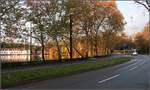 Durch die Benrather Schloßallee -    Herbstliche Morgenstimmung am Schlossweiher in Düsseldorf-Benrath.