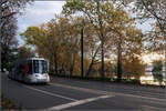 Durch die Benrather Schloßallee -    Ein Bahn der Linie U71 kurz vor der Haltestelle Schloss Benrath.