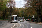 Halt in der S-Kurve -    Ein Zug der Düsseldorfer Linie U71 in der Straßenbahnhaltestelle Schloss Benrath.