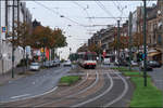 Durch die Kölner Landstraße in Düsseldorf-Holthausen -    Blick von der Haltestelle Holthausen nach Norden in die Kölner Landstraße mit einem Stadtbahnzug der Linie U74.