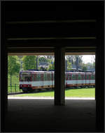 Draußen in der Schleife -    Ein B80D-Stadtbahnwagenzug in der Schleife der Haltestelle 'Merkur Spiel Arena/Messe Nord in Düsseldorf.